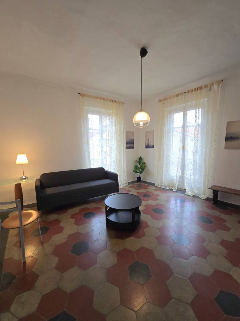 Scopri questo accogliente appartamento di 80 mq, situato al terzo piano di un edificio senza ascensore, perfetto per chi cerca comfort e tranquillità.