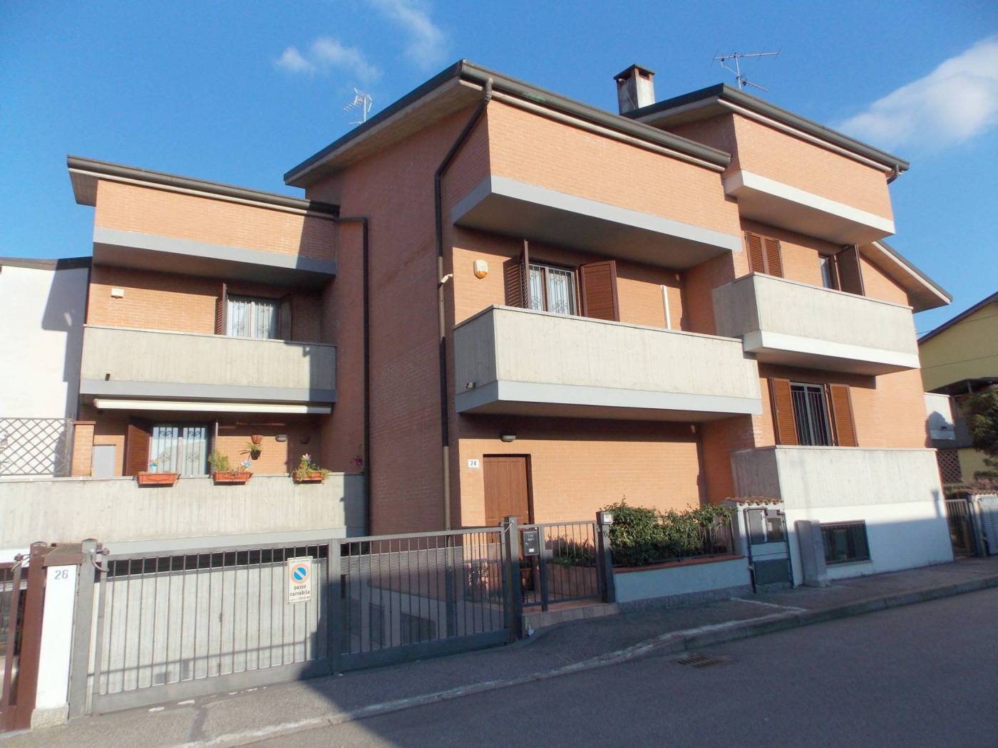 Lissone, zona Santa Margherita proponiamo villetta a schiera edificata nel 1994. La villetta si compone di ingresso, soggiorno con affaccio su area 