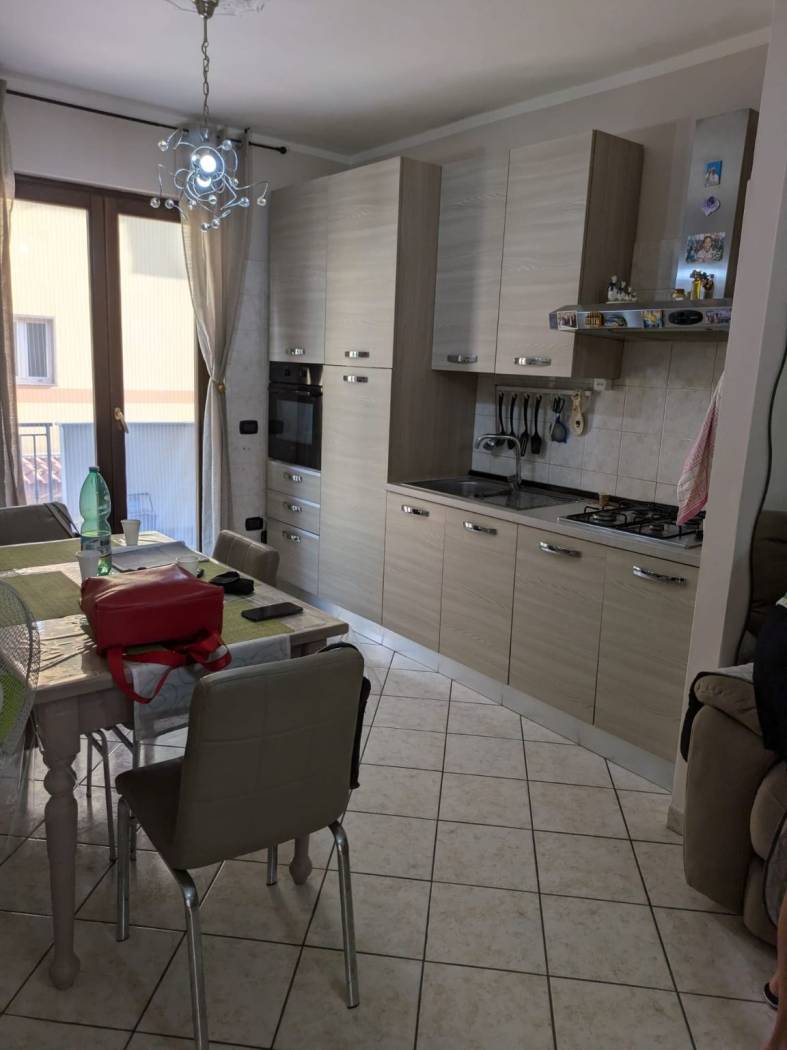 In Vendita Esclusiva a Sant'Arpino! Prezzo: Eu.165.000 Posizione: Traversale di Via della Libertà Proponiamo in vendita un appartamento libero e 