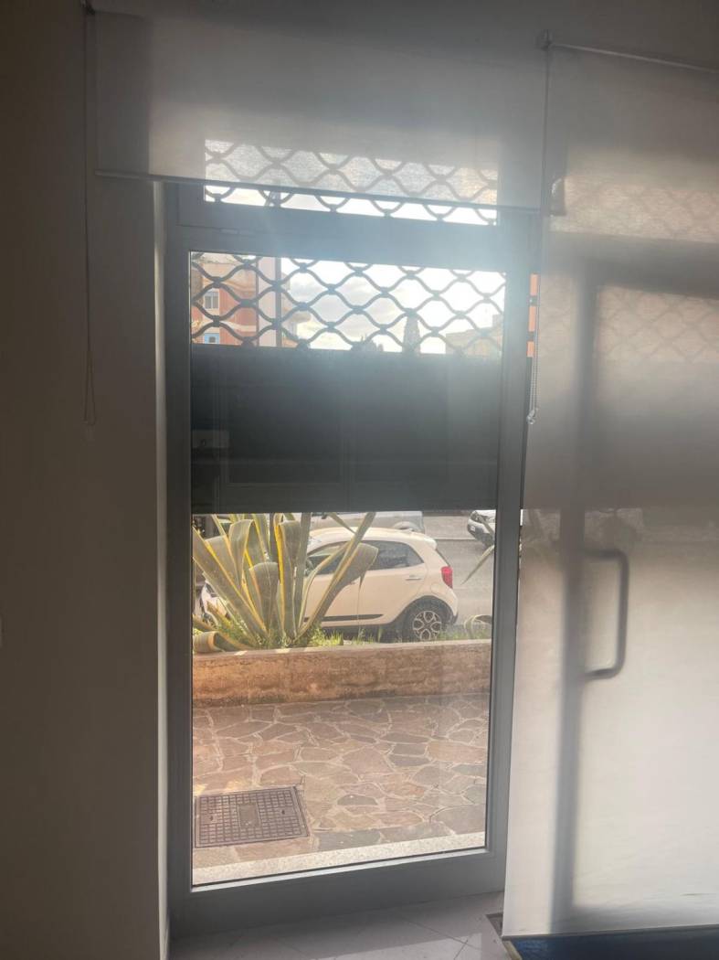 affittasi locale in ottime condizioni zona di scorrimento vicino alla piazza principale, in un'arteria principale confinante con studio medico, 