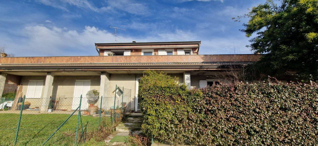 Scopri un attico unico nel suo genere, situato al primo ed ultimo piano di una villa singola, immerso nel verde e libero su quattro lati. Questo 