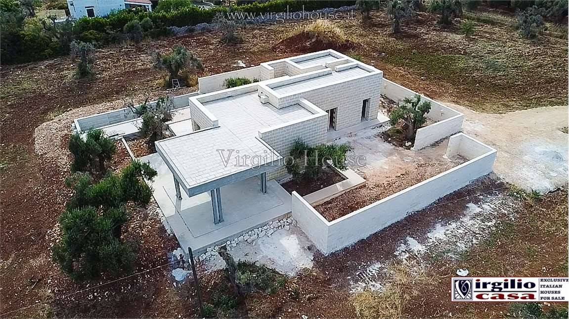 Virgilio House Immobiliare - Ostuni è lieta di presentare: Villa di Lusso in Costruzione a Poca Distanza dalla Città Bianca Caratteristiche 