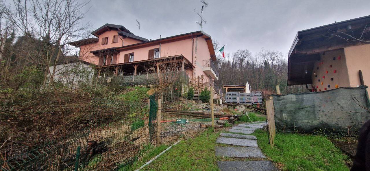 **Casa Bifamiliare in Vendita: Un Angolo di Paradiso nel Verde** Scopri questa proprietà unica nel suo genere, immersa in un parco di circa 4000 mq
