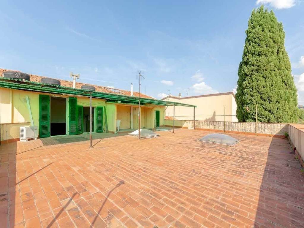 Scandicci, Casellina In posizione strategica in prossimità dello svincolo Firenze Scandicci e di altre attività commerciali oltre al centro abitato, 