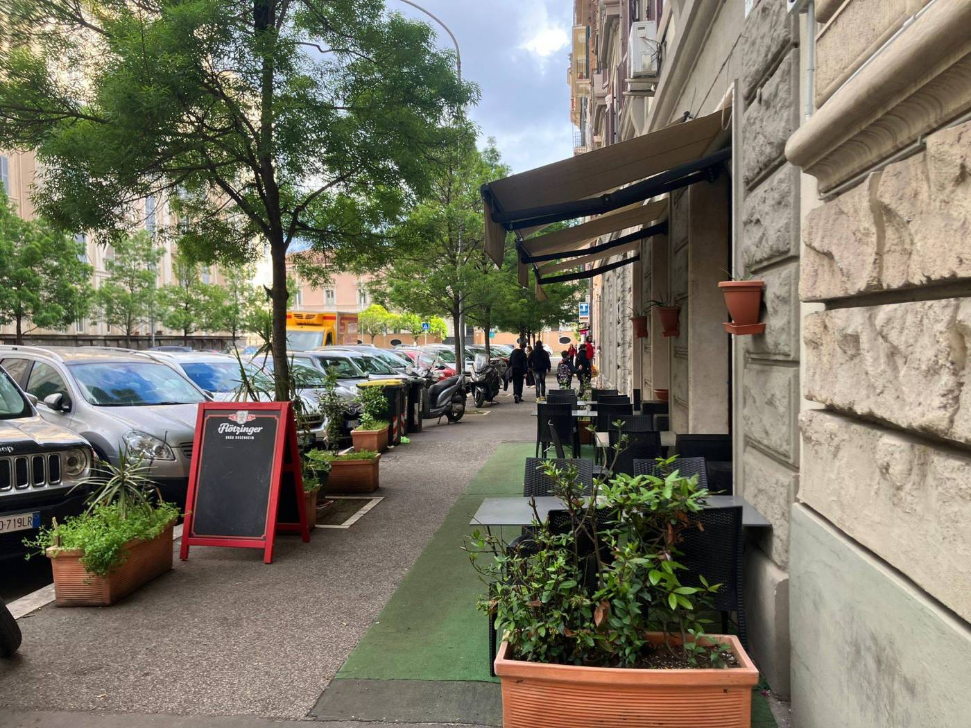 in zona centrale quartiere appio san giovanni stessa via del bar tiramisù pompi famoso nelle notti romane, cediamo attività ristorante composta da 