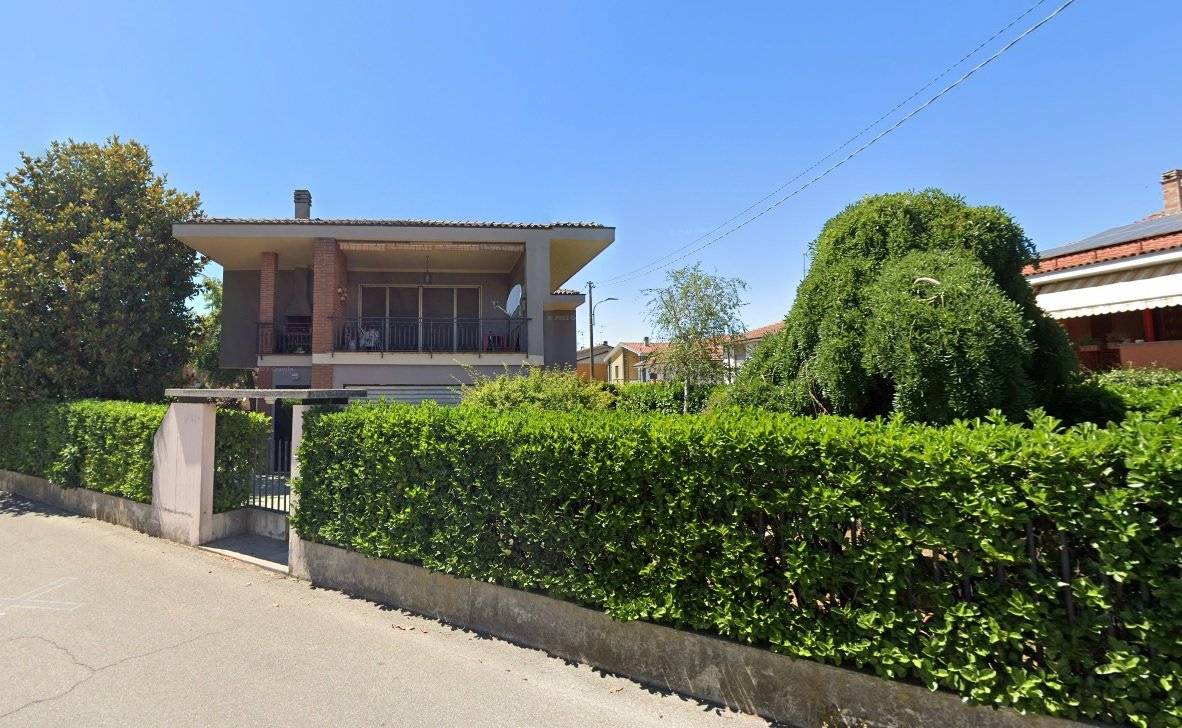 Scopri quest'ottima villa indipendente, libera su quattro lati, immersa in un ampio giardino di proprietà che offre un perfetto angolo di relax e 