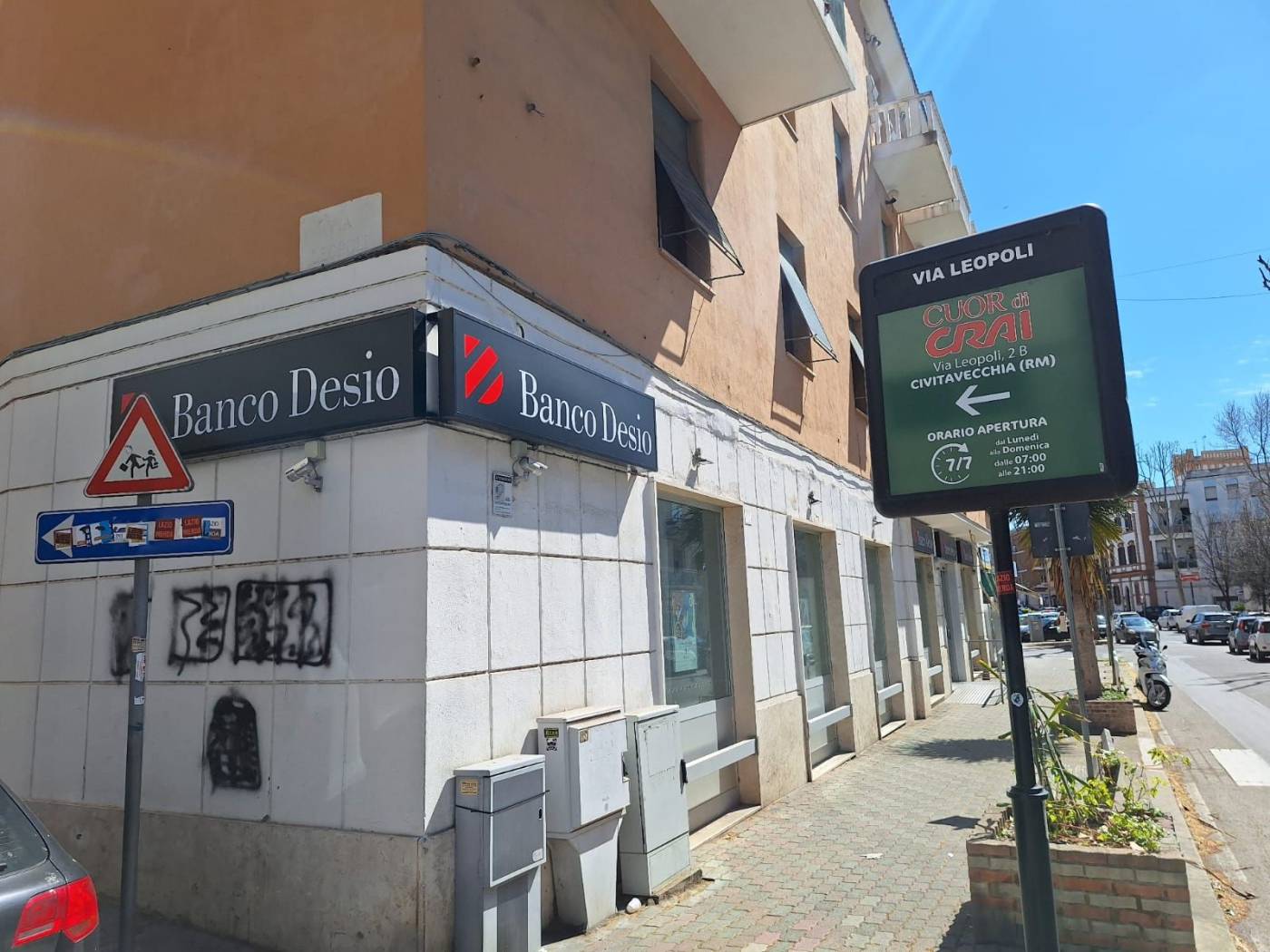 In Zona centrale ben servita da mezzi e servizi, proponiamo in vendita un locale commerciale di 240 mq. c.a. con n. 6 vetrine su strada. Attualmente 