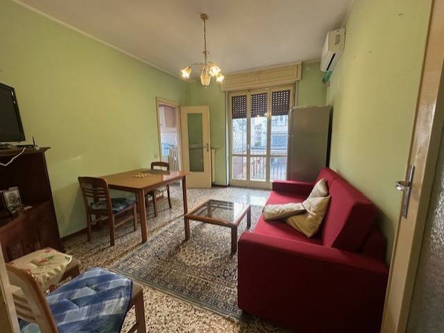 Novara, in zona Sant'Agabio proponiamo un bilocale al primo piano in un contesto condominiale. L'appartamento è composto da: ingresso nel disimpegno, 
