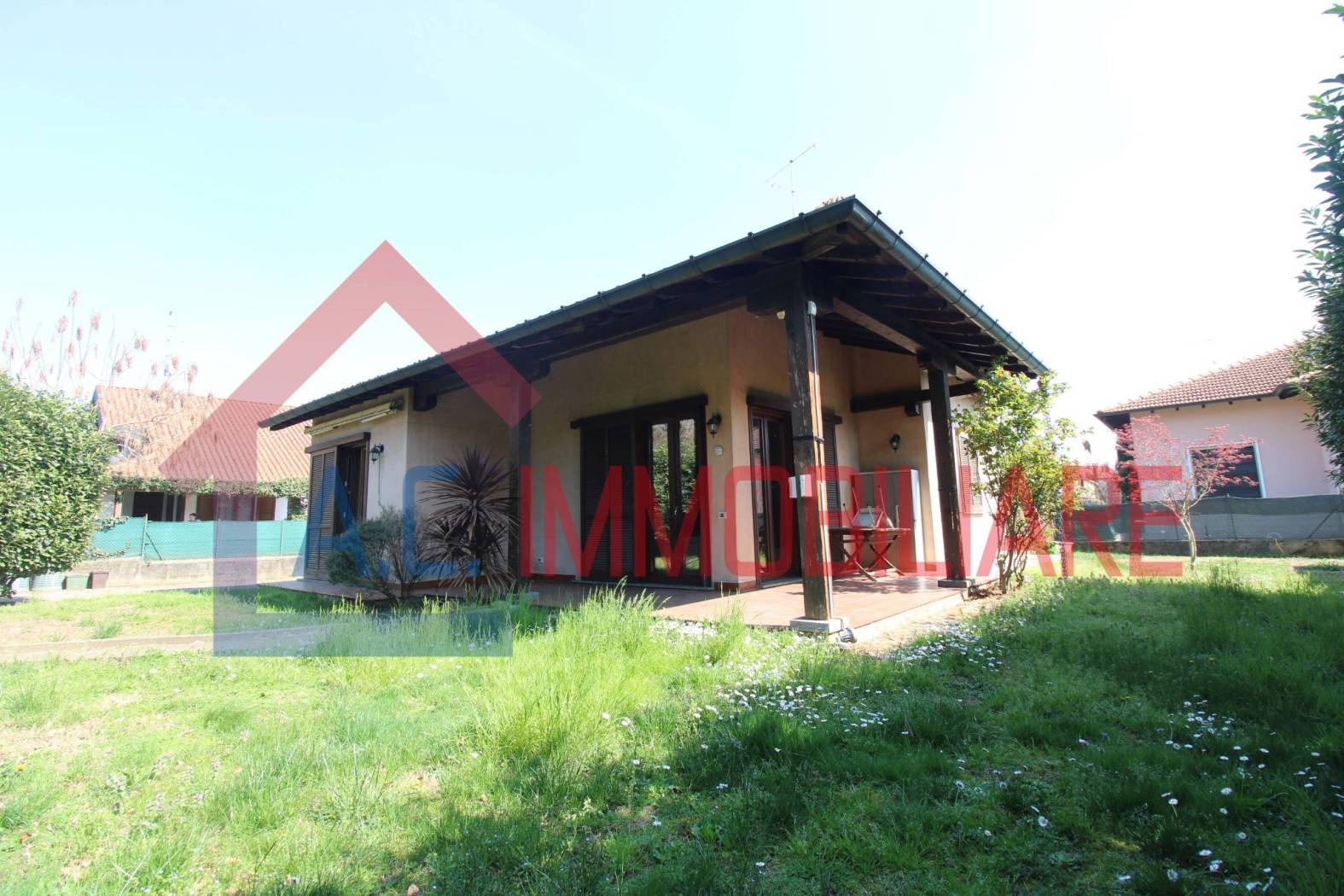 Nella zona centrale del paese affascinante villa su unico livello con giardino privato. L' immobile è composto da spazioso soggiorno con camino che 