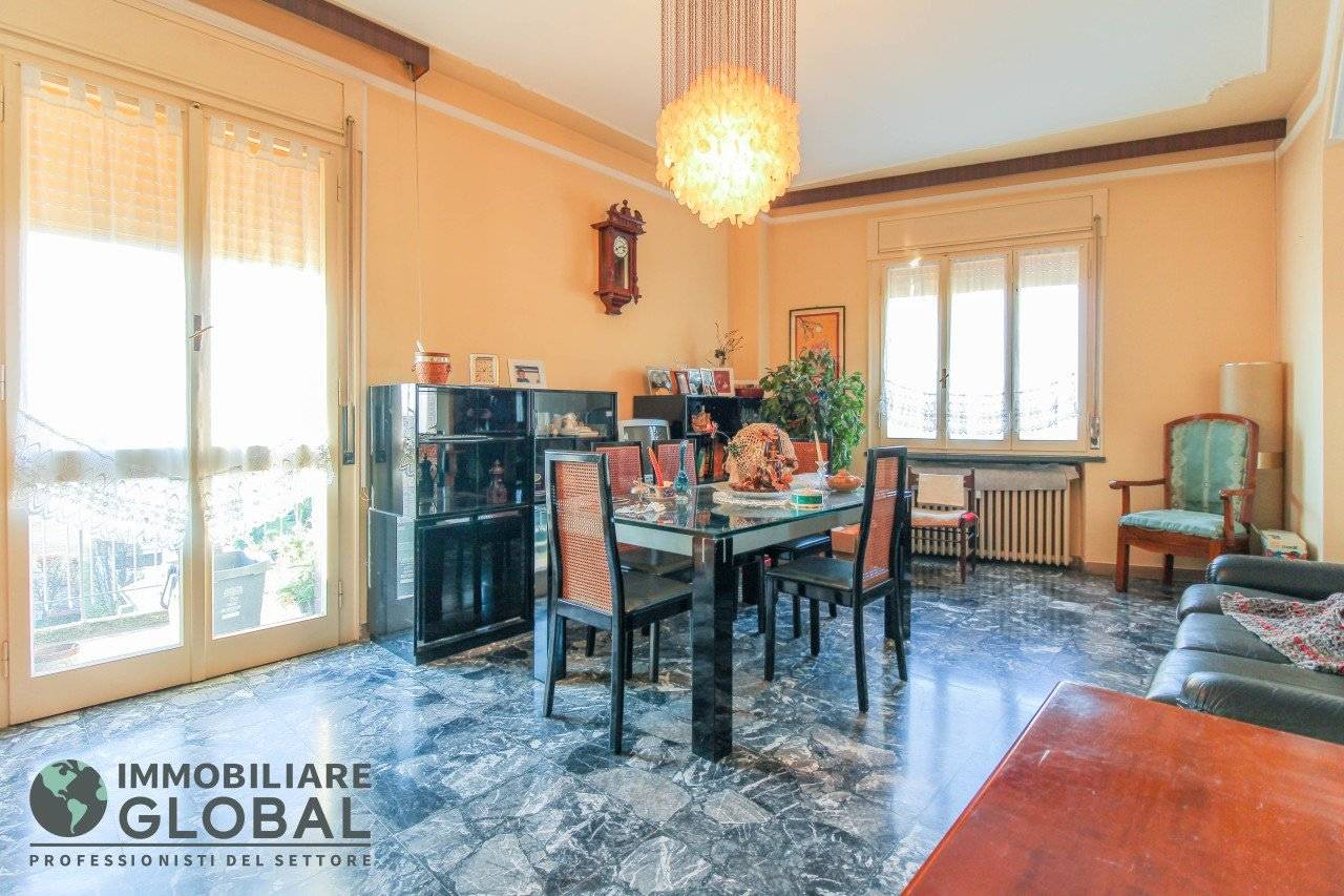 In un contesto residenziale curato e servito, proponiamo in vendita un ampio appartamento di 135 mq situato al quarto piano con ascensore. La 