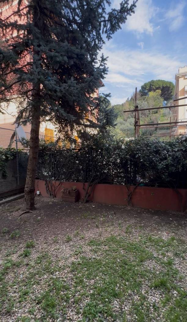 VERNAZZOLA - VIA CHIGHIZOLA: a pochi passi dal mare, in contesto privato con accesso tramite cancello elettrico, si propone in affitto transitorio, 