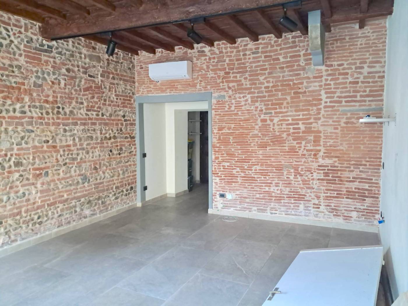 La società Beni Immobili, propone pressi Peretola, la locazione di un fondo accatastato C1, di circa 30 mq composto da un locale commerciale, 