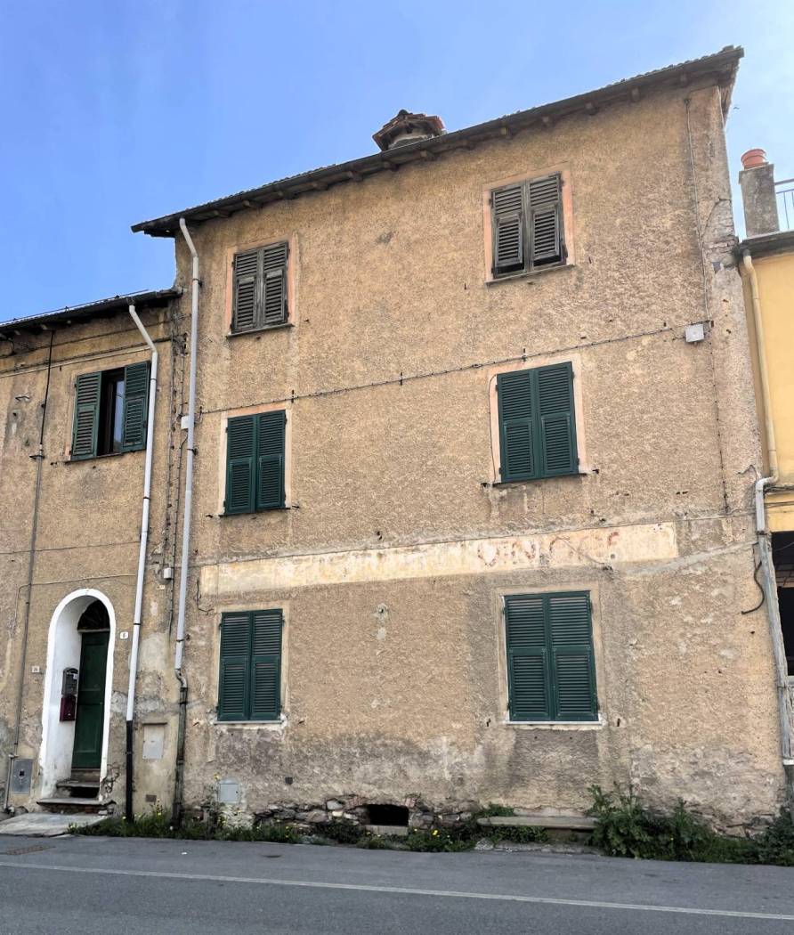 Proponiamo appartamento da ristrutturare, composto da ampio ingresso, cucina abitabile, due camere e bagno esterno con accesso dal ballatoio 