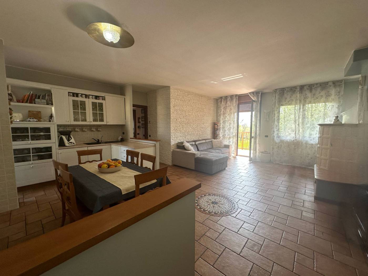 A Spirano, in contesto residenziale circondato da ampi spazi verdi e ottimamente tenuto, vendiamo ampio appartamento trilocale al piano secondo ed 