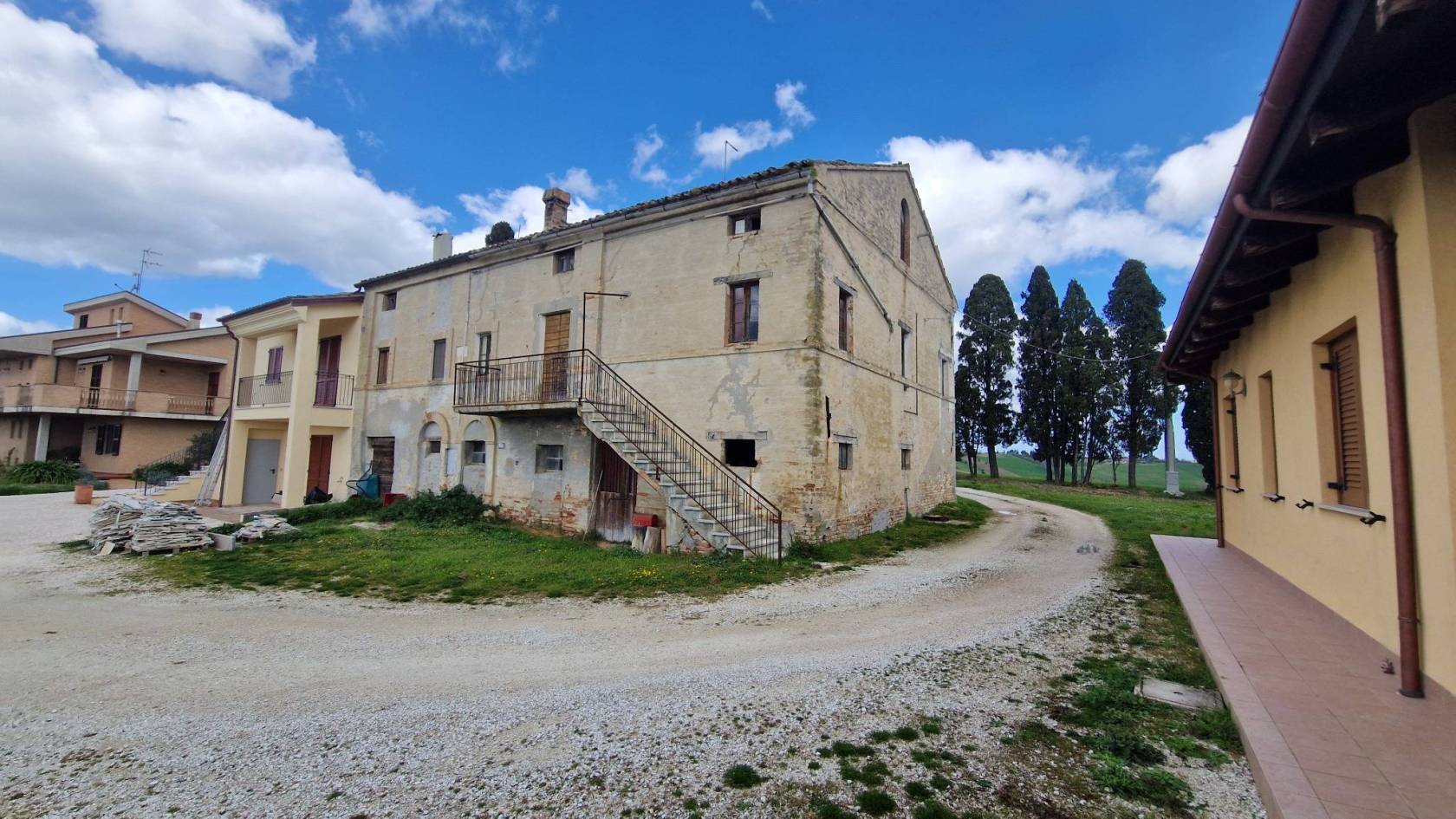 Se siete alla ricerca di un'abitazione in zona tranquilla e panoramica potremmo avere quello che fa al caso vostro! Vi proponiamo una soluzione tra 