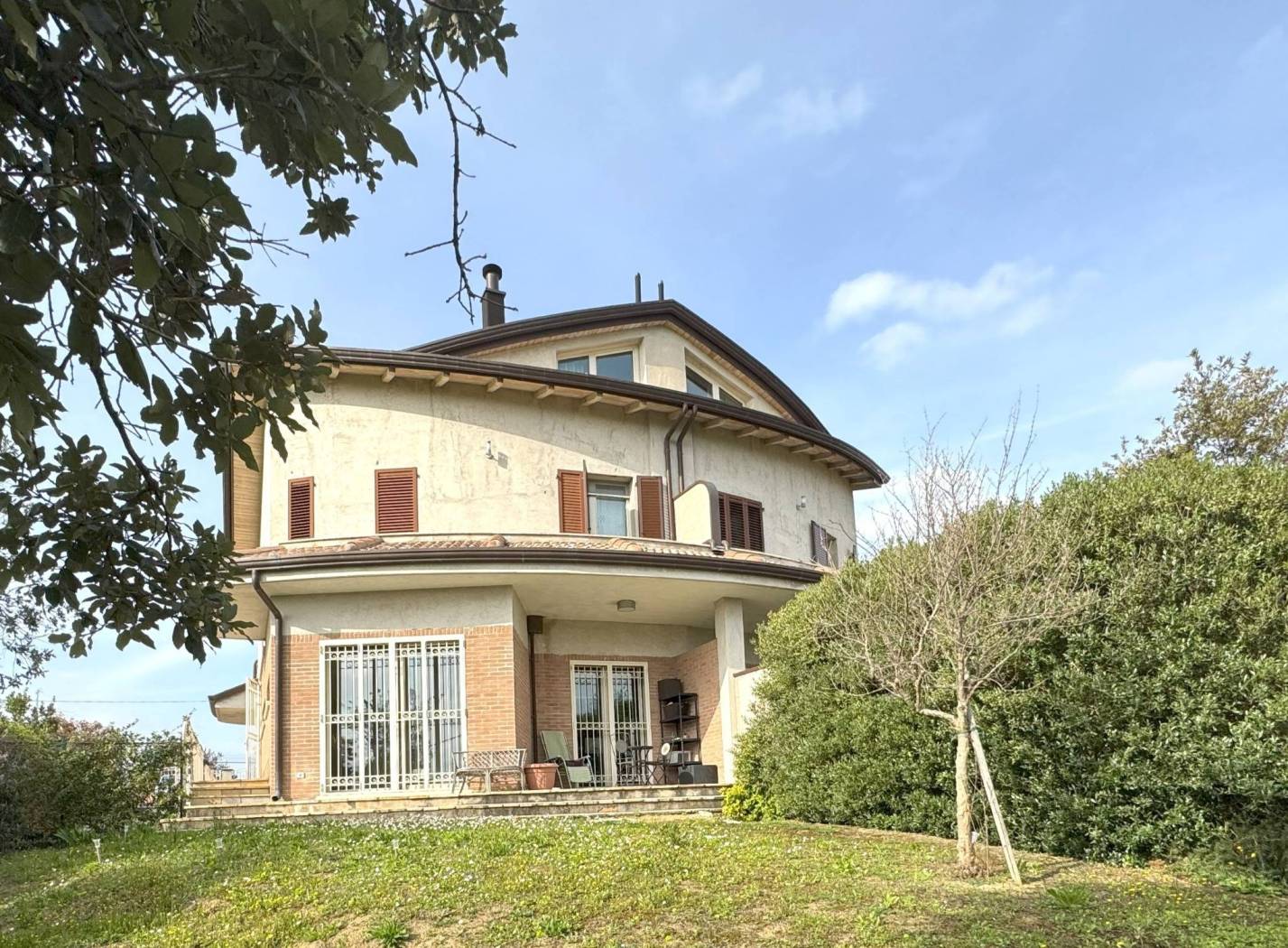 Proponiamo in vendita una bellissima villetta a schiera, BIFAMILIARE CON GIARDINO E LA VISTA PANORAMICA, a Mulazzano nella zona del contesto naturale 