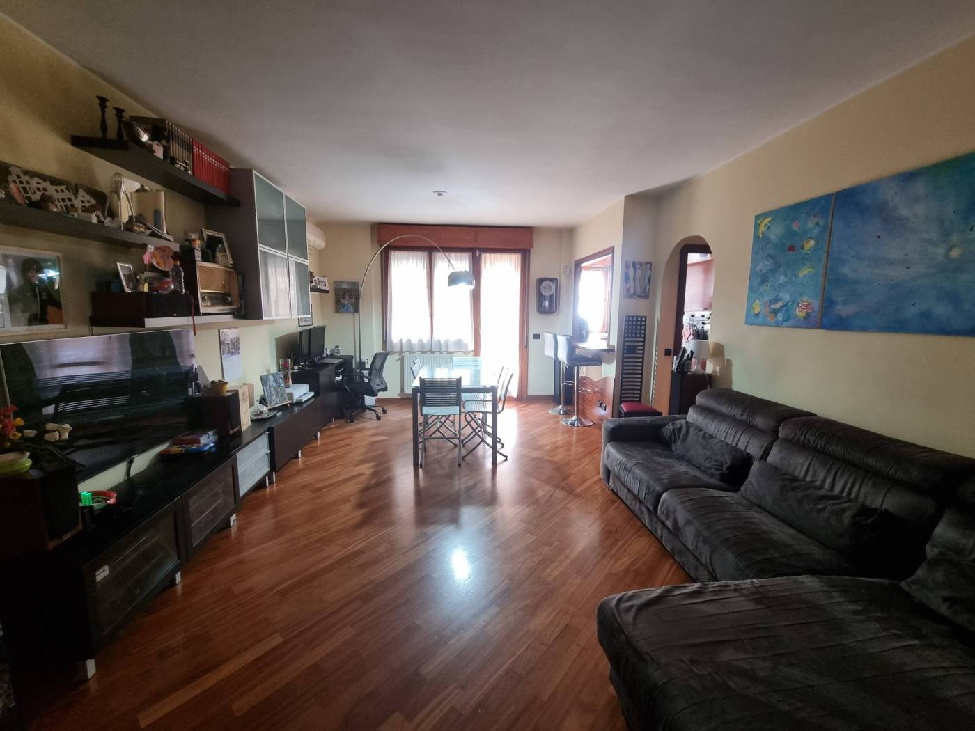 in zona tranquilla proponiamo nel verde delizioso appartamento sito al piano terzo di uno stabile in cortina, salone con cucina visibile da una 