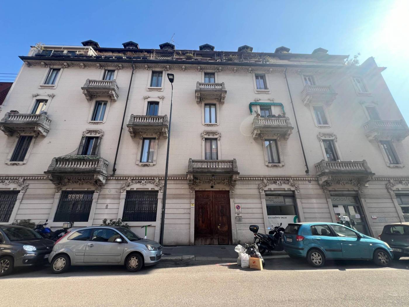 NUDA PROPRIETA' - Via Pacinotti 8, Zona P.le Accursio, proponiamo in nuda proprietà, ampio trilocale in stile vecchia Milano, posto al terzo piano 