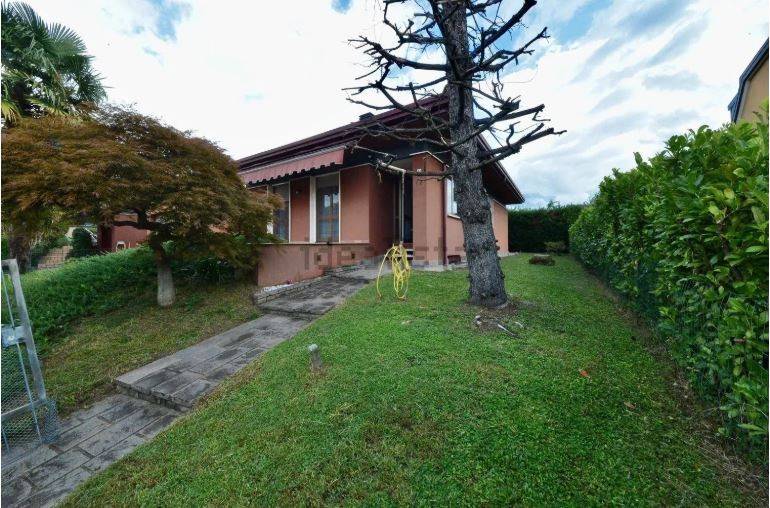 Arese - Viale Monte Resegone 14 - Proponiamo in vendita villa singola livello abitativo con giardino privato di circa 300 mq che circonda la 