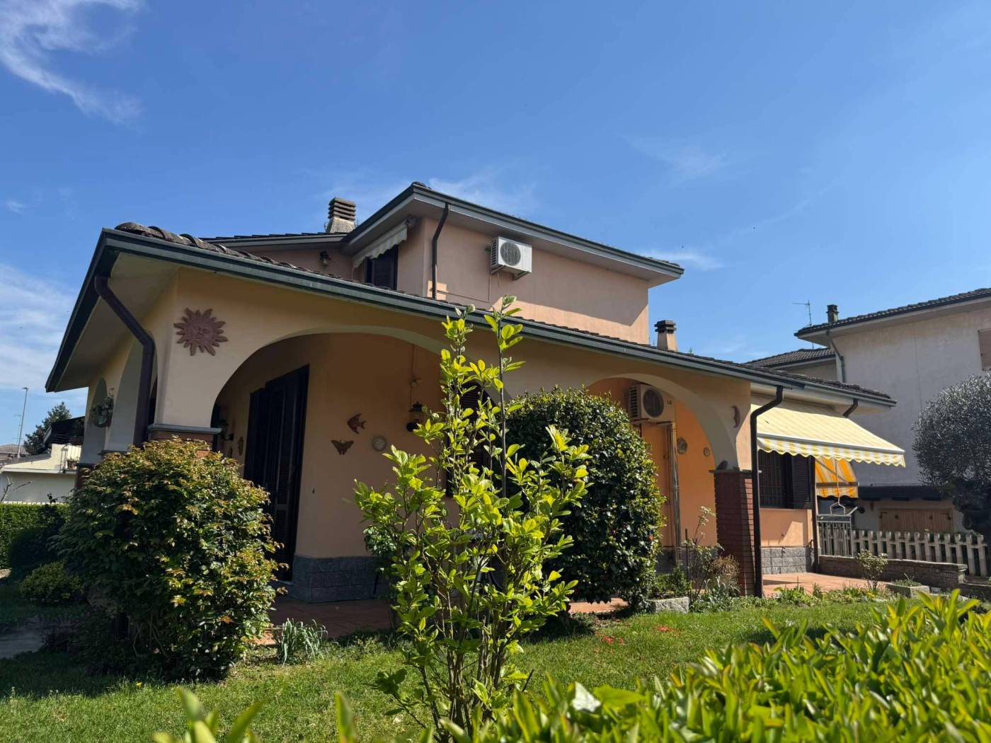 In zona residenziale tranquilla, proponiamo villa indipendente di ampia metratura, libra su 4 lati con annesso giardino di proprietà esclusivo e box 
