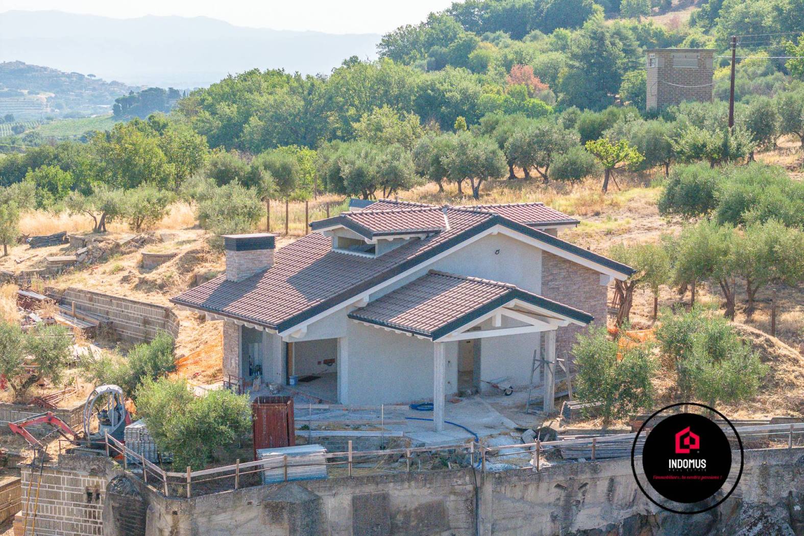 Siamo lieti di presentarvi una splendida villa unifamiliare situata all'interno di un residence esclusivo, posizionata in una zona predominante con 