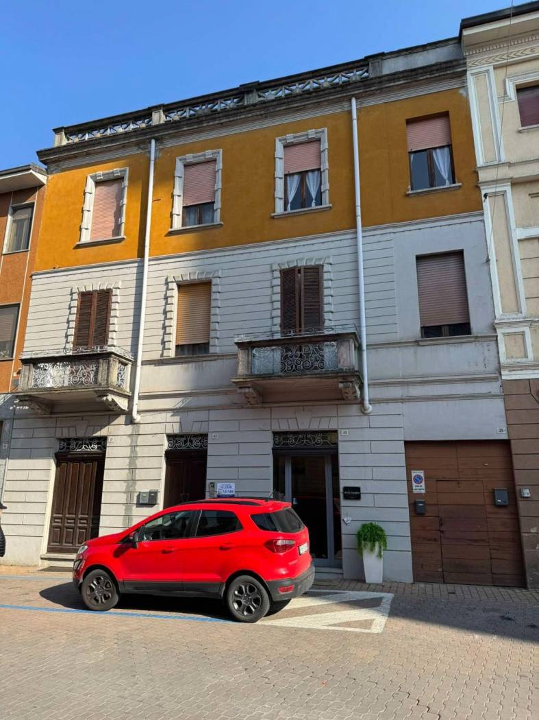 In centro città, fabbricato composto da n.3 appartamenti e locale commerciale, con annesso cortile privato e pertinenze. Appartmento Pt. di circa 65