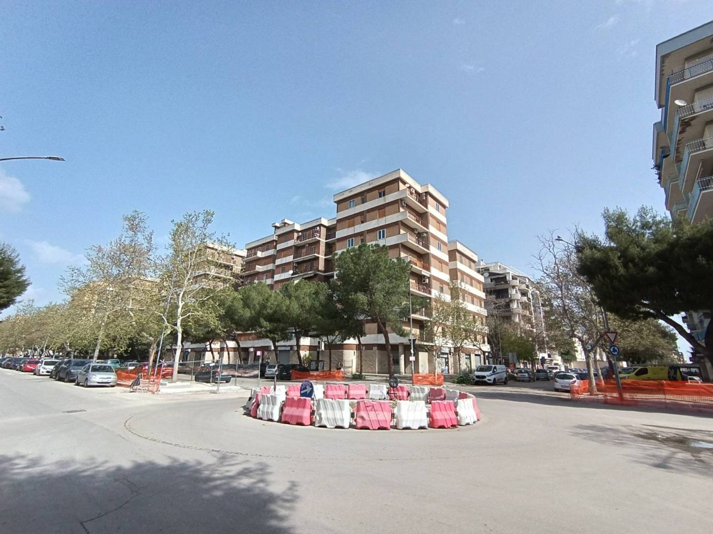 In Viale Giotto, a pochi metri da Piazza Aldo Moro e comodo al centro storico, disponiamo di una soluzione di ampia metratura, composta da: ingresso, 