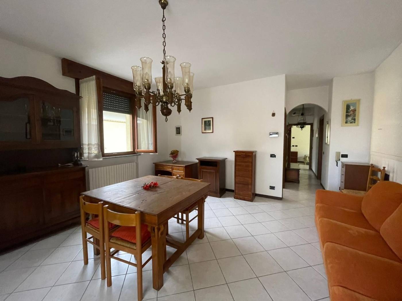 Trilocale arredato di circa 90 mq, composto da cucina, soggiorno, due camere da letto, bagno, balcone e box auto esclusivo. Richieste n.2 mensilità a 