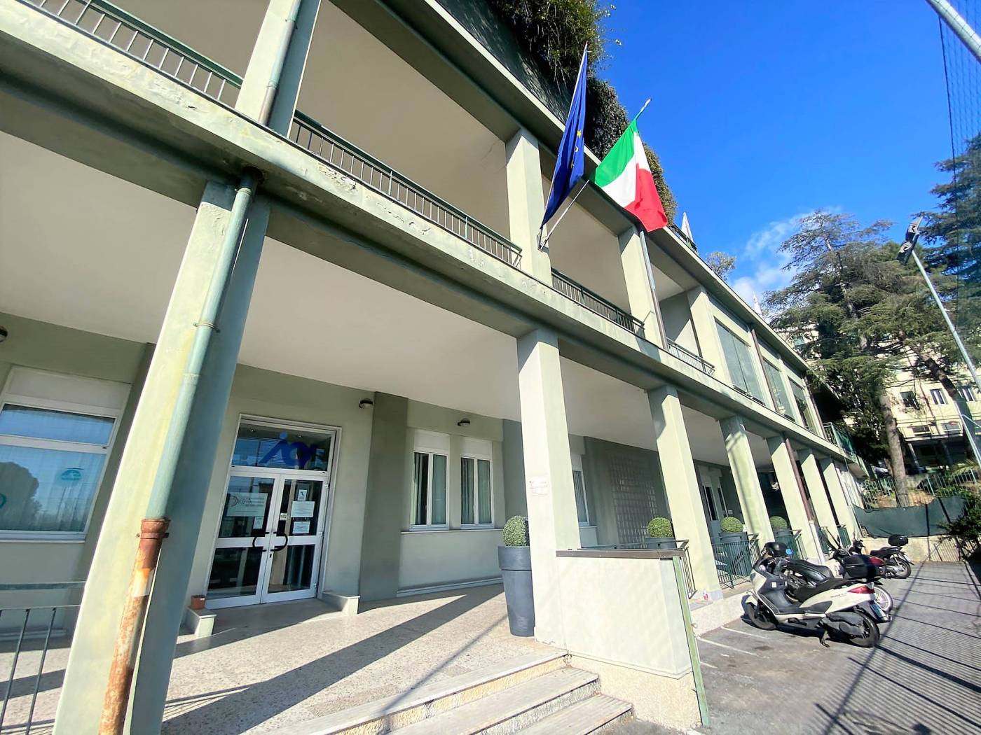 Via Carrara – Ufficio in locazione: Proponiamo in locazione ufficio di 140 mq situato al secondo piano di un edificio moderno, adiacente al Mya. 