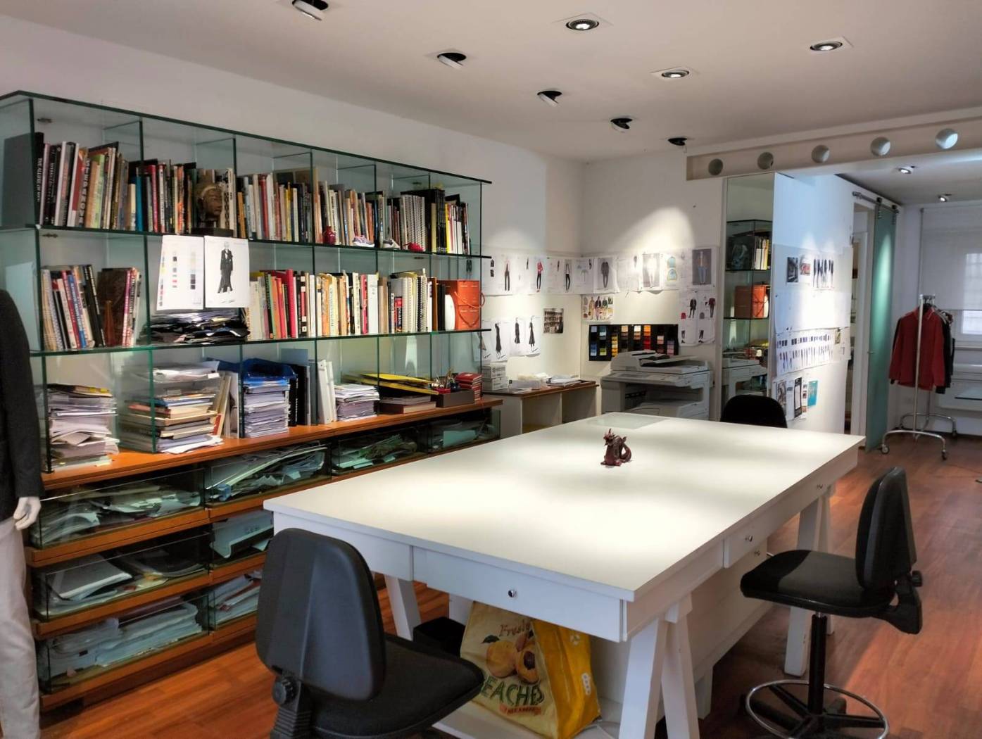 SENIGALLIA, in centro storico tra Piazza Roma e Piazza Garibaldi, ufficio in ottime condizioni ubicato al piano terra. Ristrutturato nel 2010 con 