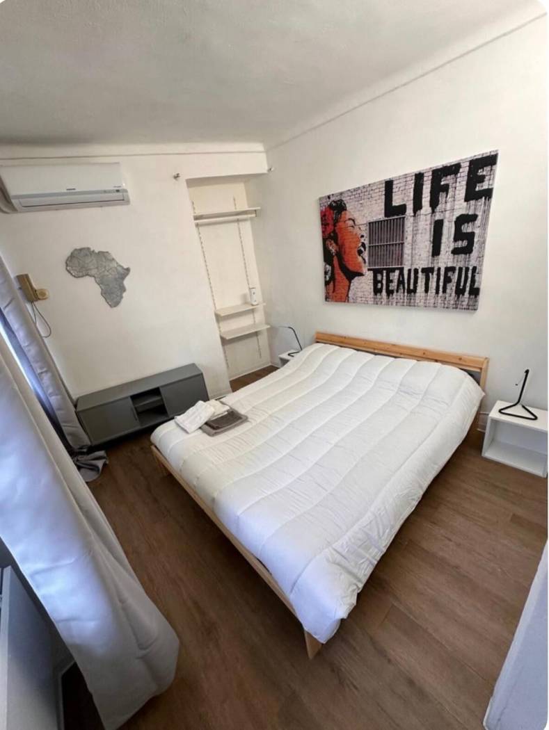 Vendesi bilocale in ottimo stato, finemente arredato, attualmente regolarmente affittato a B&b, riscaldamento autonomo,ottimo reddito.