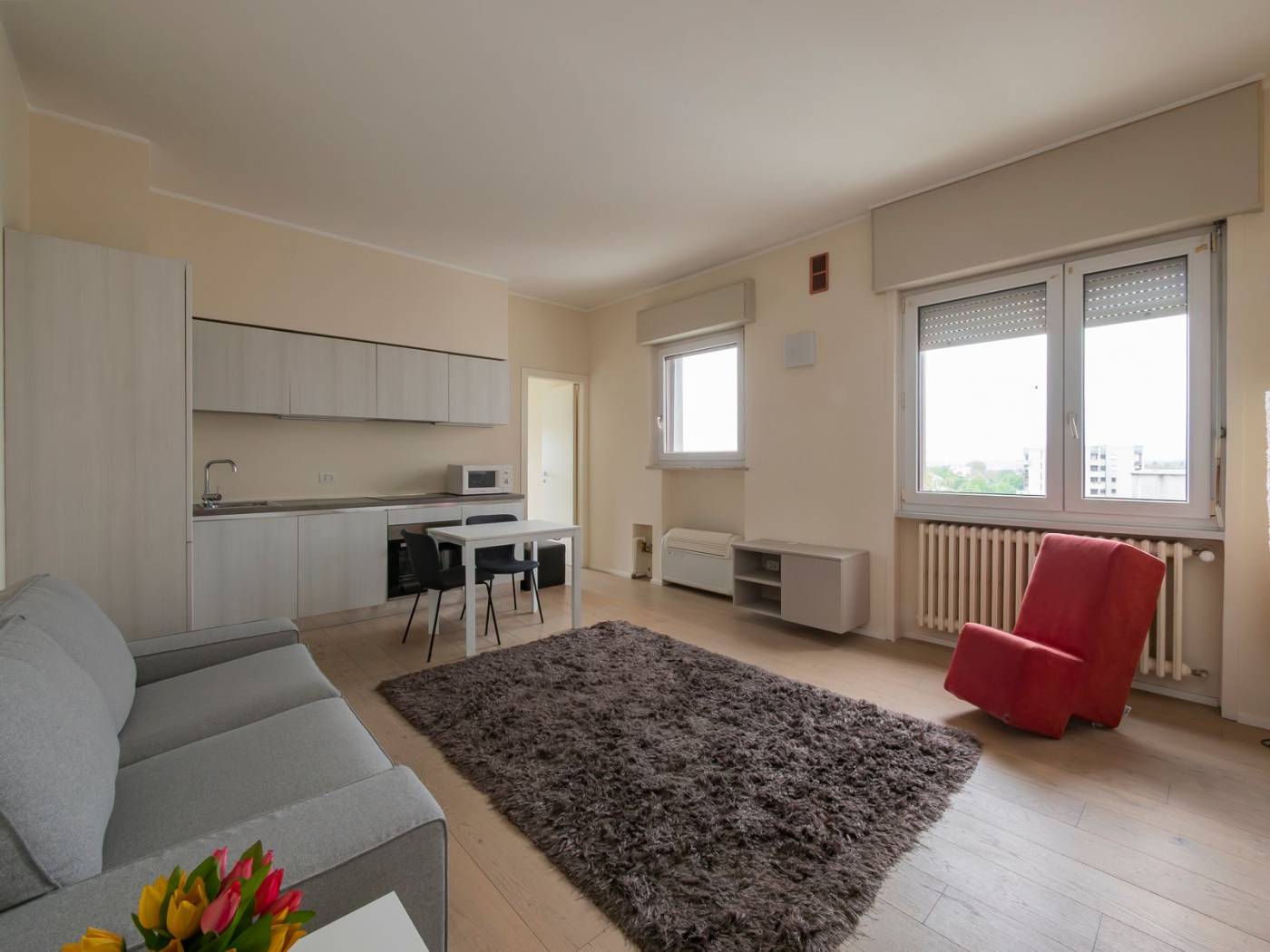 San Felice Segrate si affitta luminoso bilocale arredato al nono piano composto da ingresso, soggiorno con cucina a vista, camera da letto con 