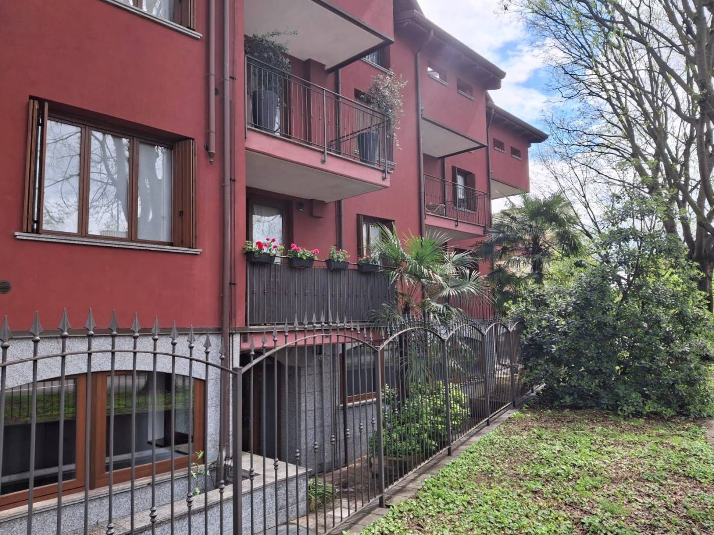Proponiamo immobile attualmente ad uso ufficio, ammesso cambio d'uso in residenziale (eventualmente a carico della proprietà) Ampia metratura 