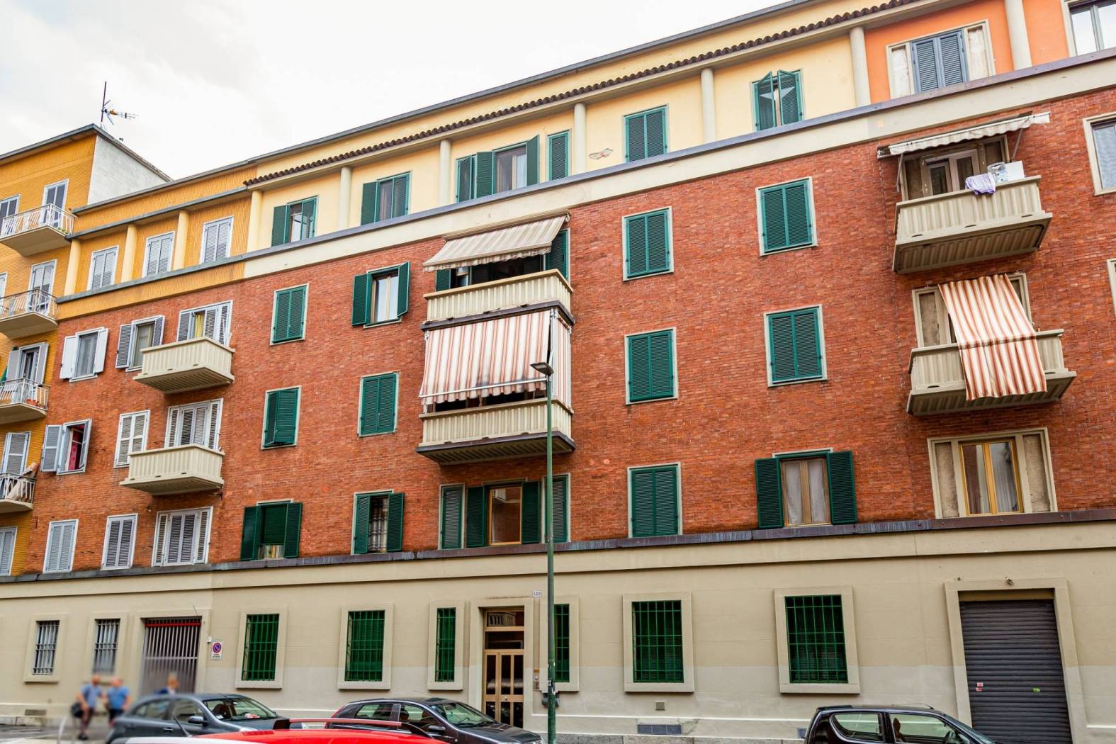 AFFITTASI AMPIO QUADRILOCALE CON DOPPI SERVIZI PER STUDENTI O TRASFERTISTI In via Monte Rosa 120, quartiere ricco di attività commerciali, scuole e a 