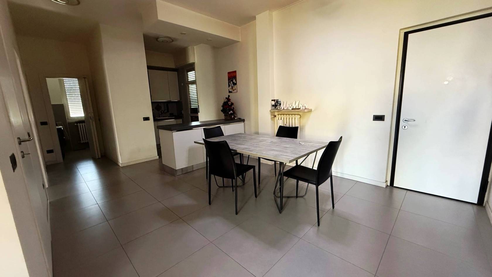 Comodo con la stazione, appartamento completamente arredato, composto da soggiorno con cucina a vista, due camere e bagno. Cantina e box. Solo 