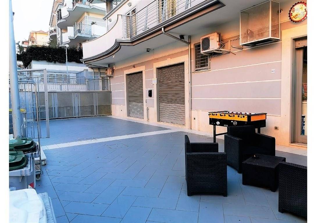 FONTE NUOVA - Località Tor Lupara - in via dei Pini - Proponiamo in locazione Negozio con Vetrina su Strada composto da: locale di 32,50 mq, 