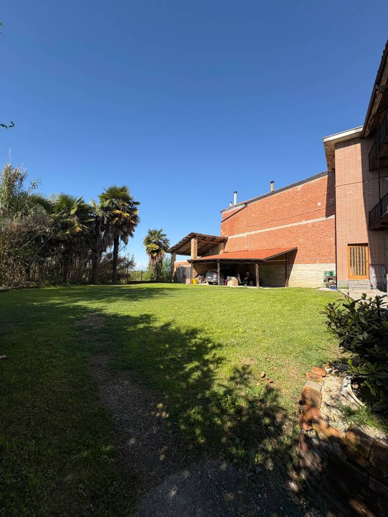 Vendesi casale su tre livelli, immerso nel verde! Al piano seminterrato locali uso cantina Al piano terra da locali uso sgombero e bagno Al piano 