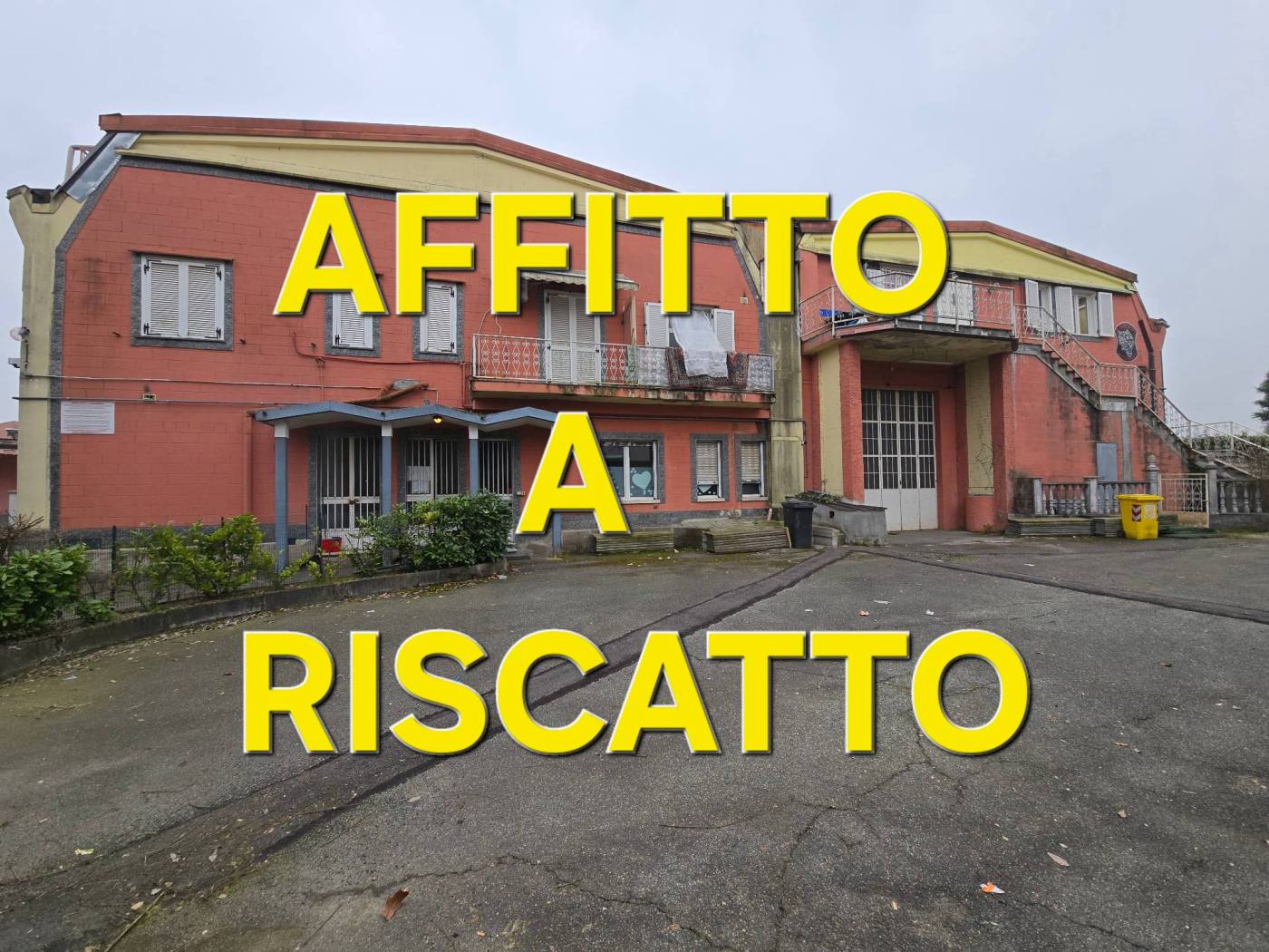 Il PANORAMA IMMOBILIARE PROPONE IN AFFITTO A RISCATTO un capannone di 400 mq con 5 locali tra cui due stanze adibite in precedenza in spogliatoi e 