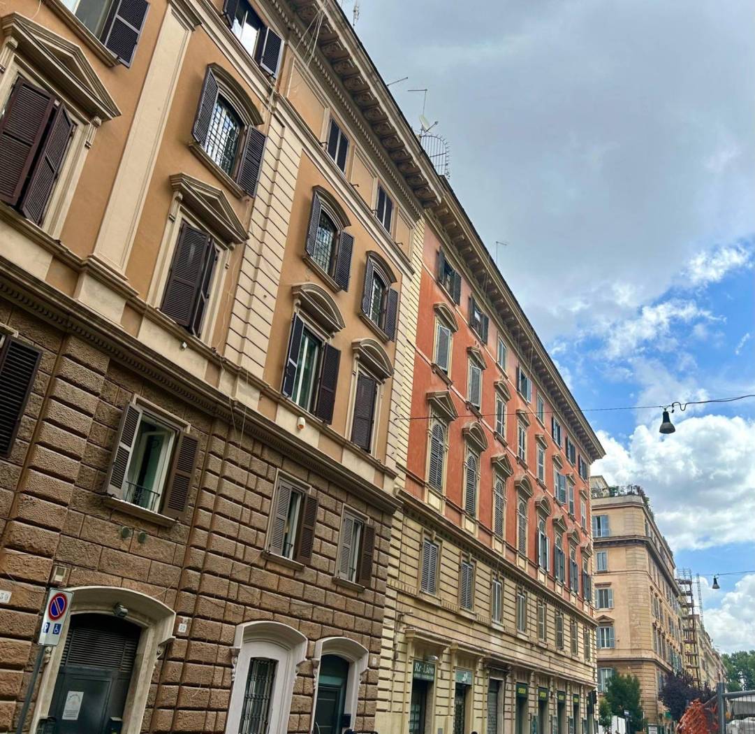 PRATI ADIAC. LEONE IV E VATICANO E PIU' PRECISAMENTE IN VIA OSTIA LA BL CASE SRL PROPONE LA VENDITA DI UN APPARTAMENTO DI AMPIA METRATURA IN UNA 