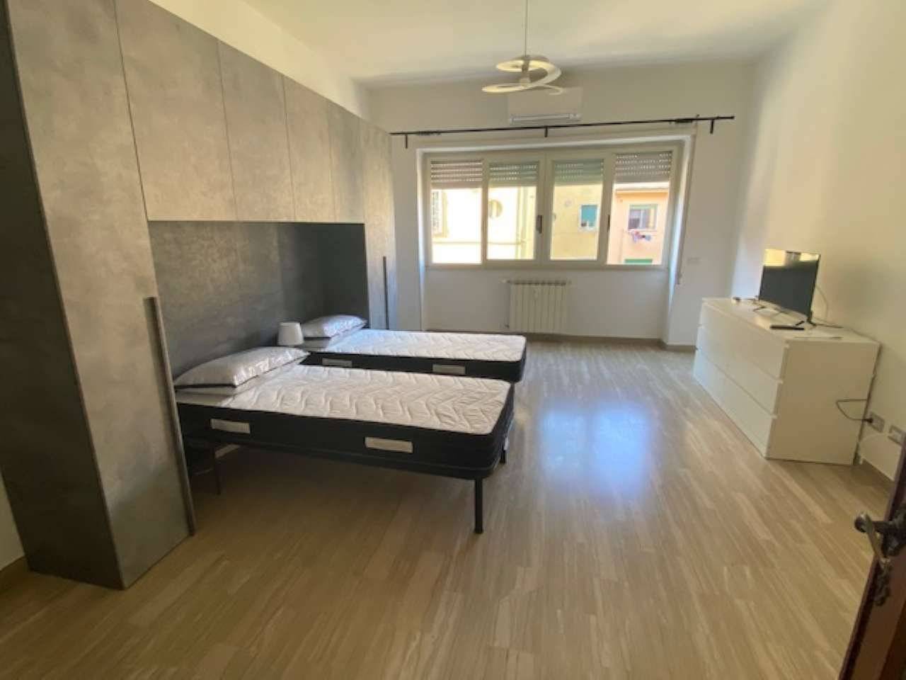 • 2 locali • 80 mq superficie calp. • 1 bagno • secondo piano • 4 posti letto • Possibilità posto auto • Eu. 1.300, 00 Settembre LOCAZIONE ESTIVA