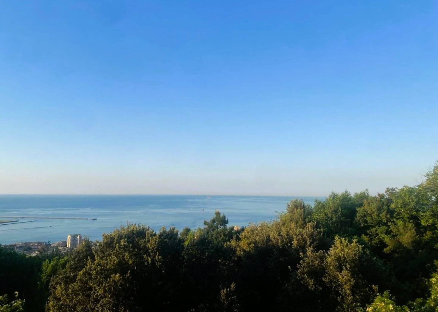 **Appartamento in Vendita - Pegli 2 Condominio Orizzonte** Situato nella posizione migliore del condominio Orizzonte lato mare, questo splendido 