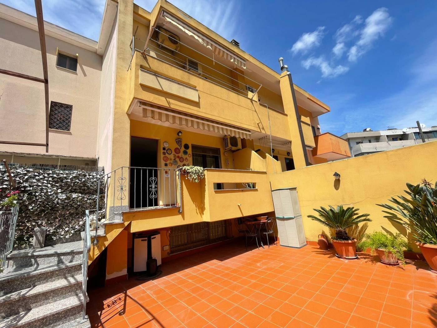 Ci troviamo a Pirri, nel Quartiere di Monreale, più precisamente nella principale via Stamira, zona di facile collegamento ai diversi snodi stradali 