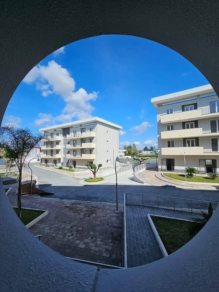 Prezzi da sogno: da Eu.220.000 a Eu.260.000 Posizione ideale: SANT'ARPINO zona residenziale, vicino a servizi e stazioni ferroviarie di Aversa e 