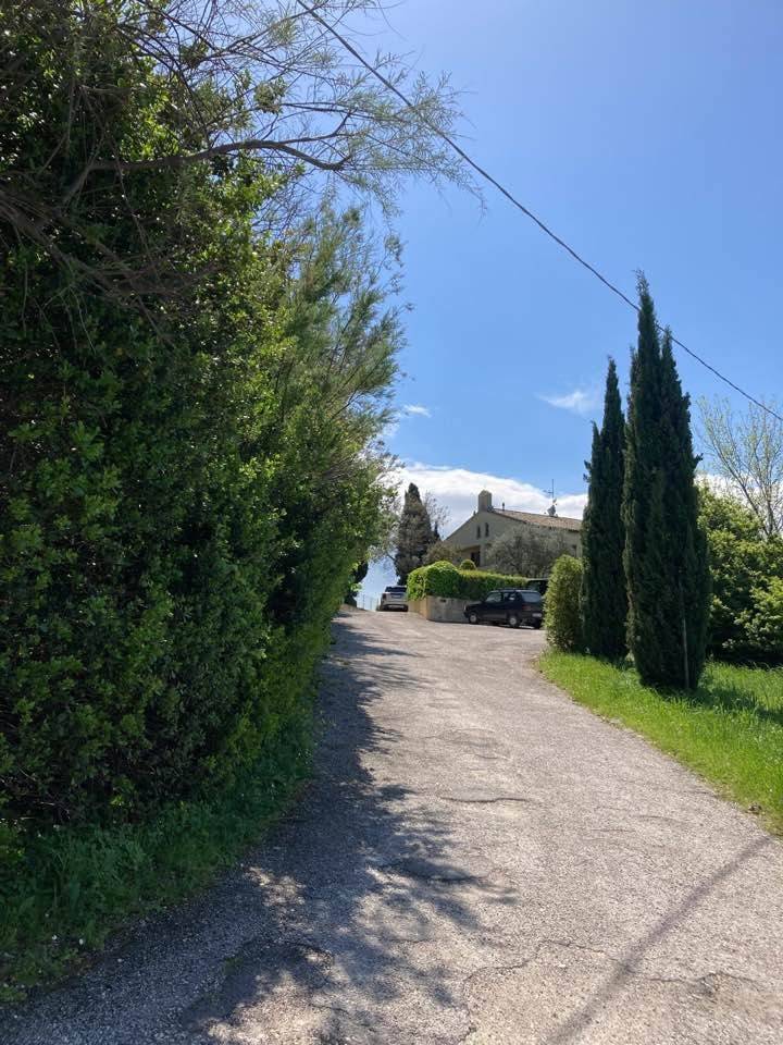 MONTEMARCIANO, in splendido casolare di recente ristrutturazione immerso nel verde e con vista mare, vendiamo appartamento con giardino privato e box 