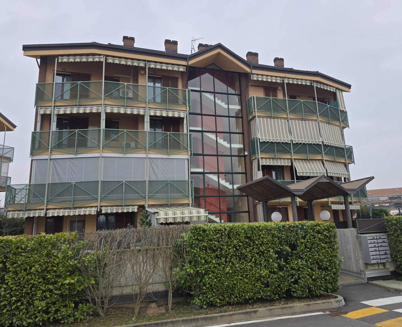 Scopri questo splendido appartamento di 140 mq situato in una zona tranquilla, perfetto per chi cerca comfort e spazio. L'ingresso living si apre su 