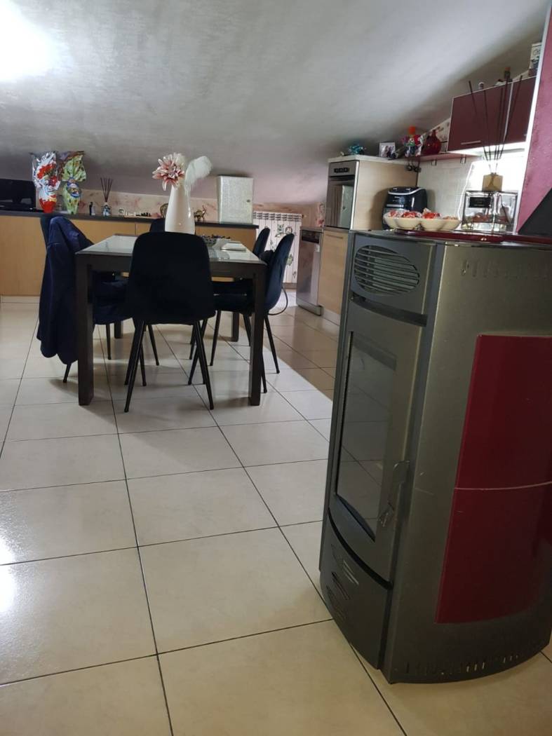 Cesa, Mansarda, in vendita 75.000 euro, comprensivo di box auto. Si trova poco distante dal Lidl ed è registrato come cat. C/2 nel catasto. 