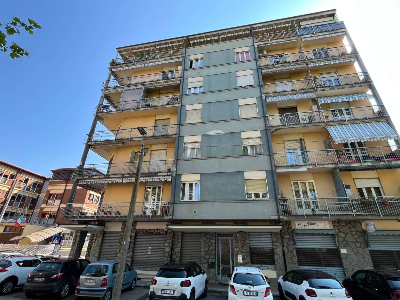 In centro Chiavasso, in via Po, proponiamo in vendita un quadrilocale al terzo piano di una palazzina degli anni 60 dotata di ascensore. L'immobile 