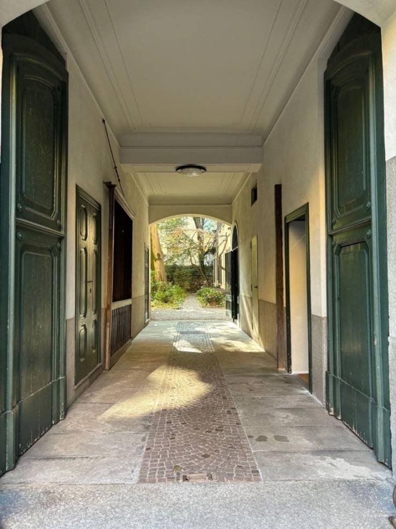 Via Conservatorio in palazzo fine '800 affittiamo al 2° piano appartamento di mq 130 in affascinante contesto, l'immobile affaccia esclusivamente su 