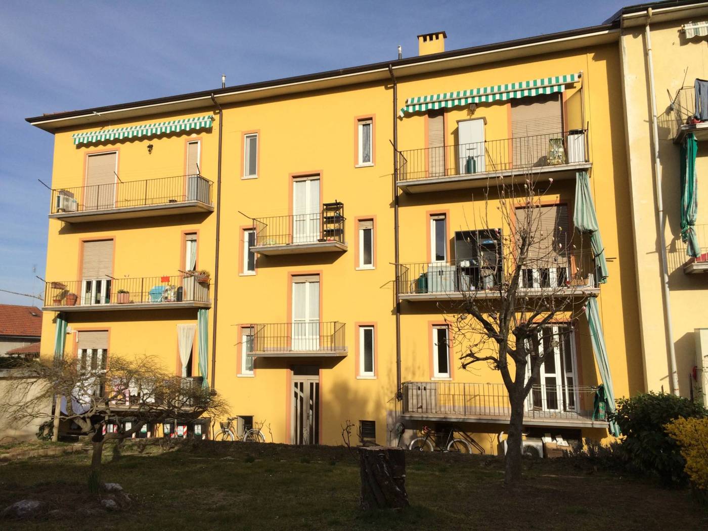 In Chieri, via Avezzana, comodissimo alle scuole e al centro paese, proponiamo in locazione un appartamento di ampia metratura posto al terzo piano 