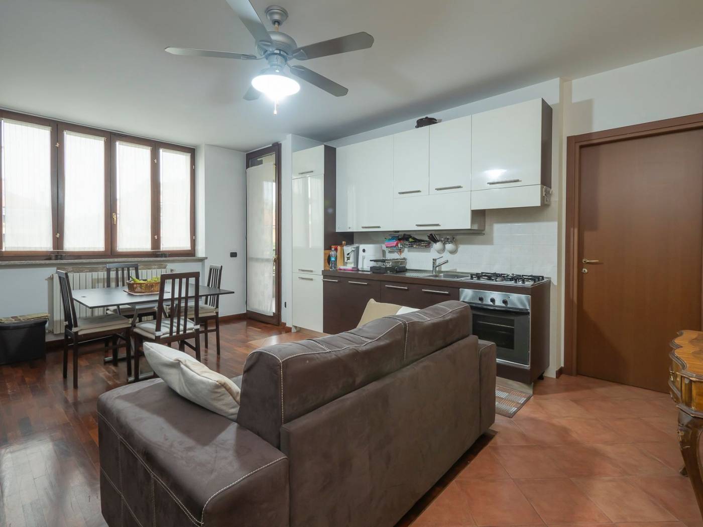 Si vende in San Bovio bilocale con terrazzo e piscina condominiale composto da ingresso , soggiorno con cucina a vista, ampio terrazzo, camera da 